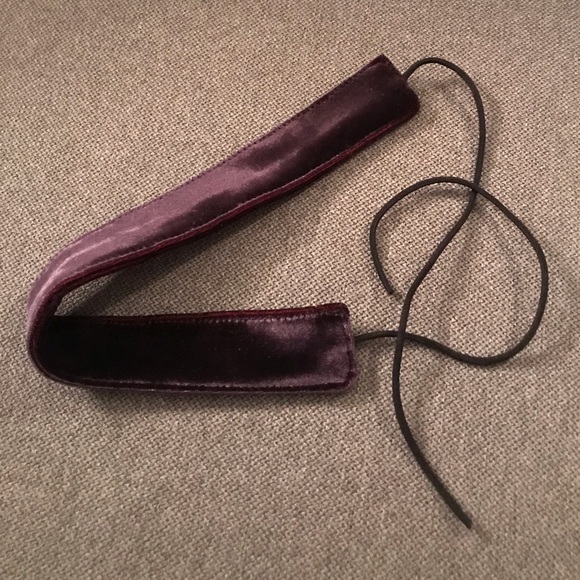 Brandy Melville - Thin Black Velvet Choker - Picture 5 of 5